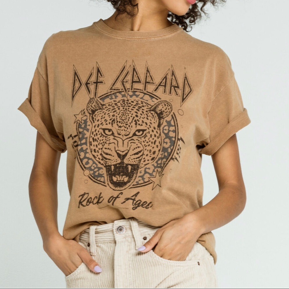 Tillys brown Def Leppard tee